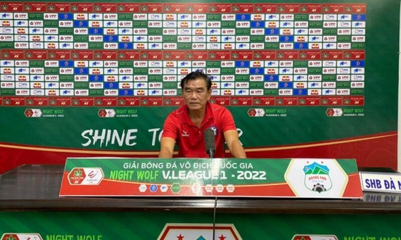 Ông Phan Thanh Hùng mạnh dạn đặt niềm tin vào cầu thủ trẻ. (Ảnh: Tuoitre)