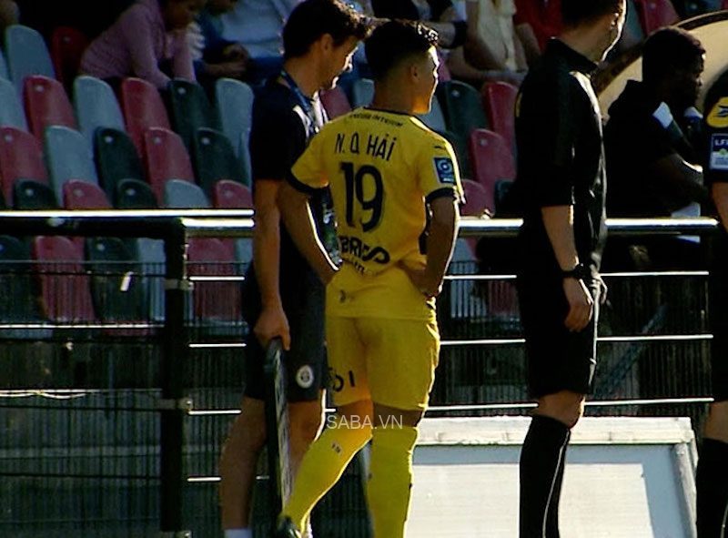 Quang Hải vào sân thay cho Sylvestre