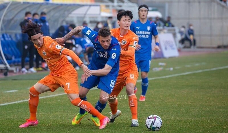 Deric (áo xanh, số 55) khi thi đấu ở K-League. (Ảnh: Getty)