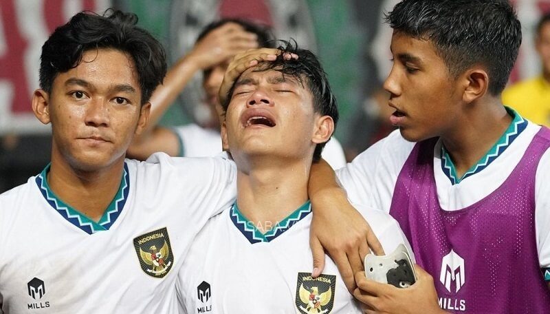 Cầu thủ Indonesia bật khóc sau khi bị loại khỏi giải
