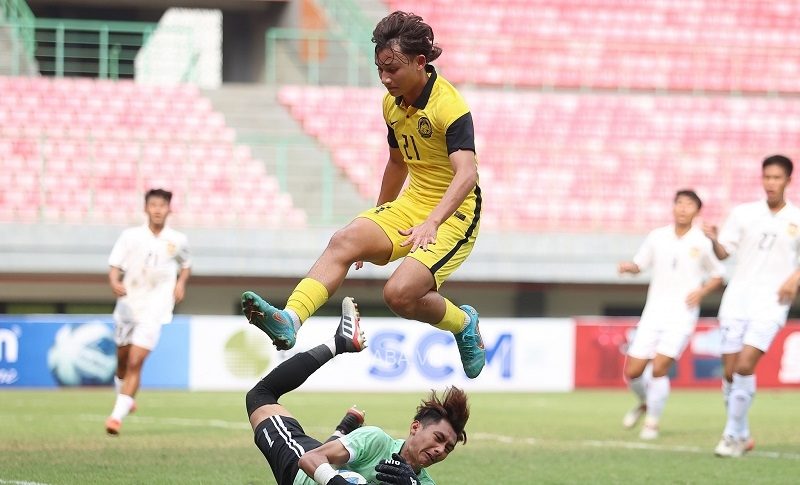 Thủ thành U19 Lào chơi tập trung trong hiệp đấu đầu tiên